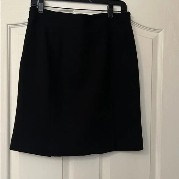 Talbots Classic Black Mini Skirt. 100% Wool, lined skirt size 10P - Picture 3 of 4